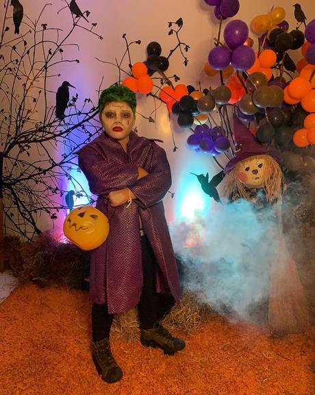 Mileide Mihaile faz festa de Halloween para Yhudy Lima