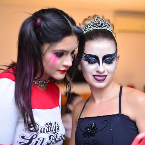 Mileide Mihaile faz festa de Halloween para Yhudy Lima