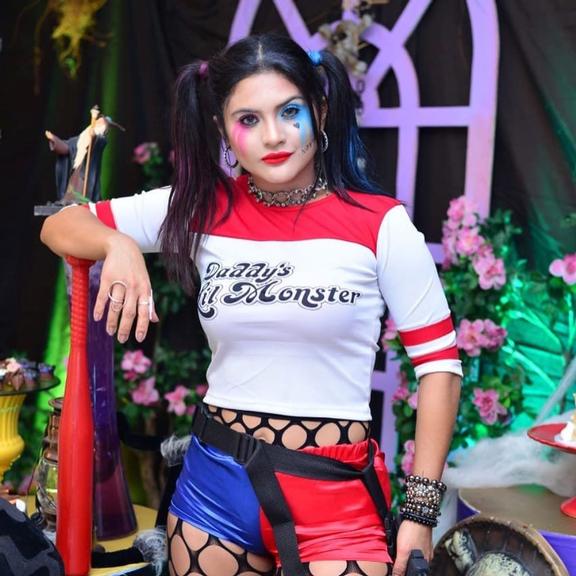 Mileide Mihaile faz festa de Halloween para Yhudy Lima