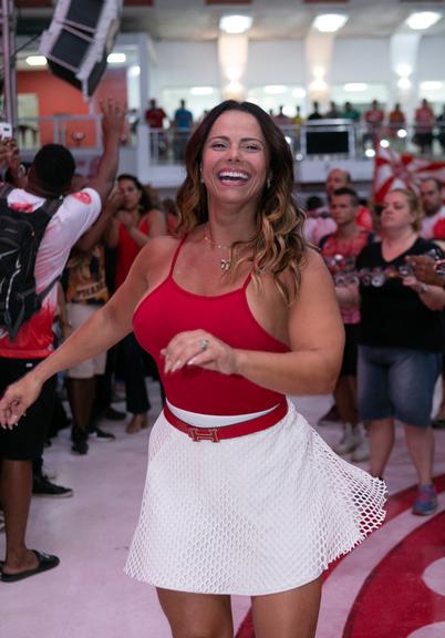 Viviane Araújo aposta em look justinho duarante ensaio de escolha de samba