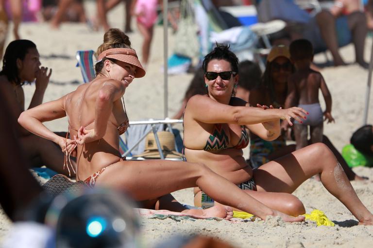 Grazi Massafera renovando o bronzeado em praia do Rio de Janeiro