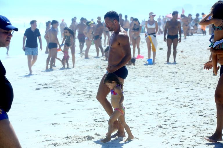 Malvino Salvador é flagrado em praia do Rio de Janeiro