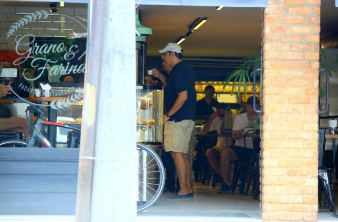 William Bonner e a esposa são flagrados tomando café