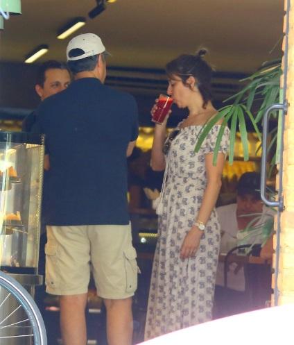 William Bonner e a esposa são flagrados tomando café