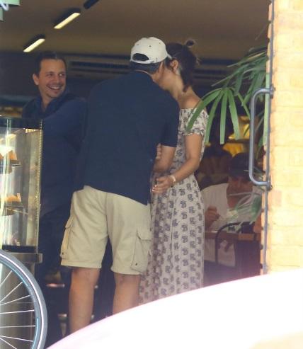 William Bonner e a esposa são flagrados tomando café