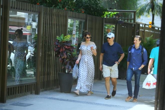 William Bonner e a esposa são flagrados tomando café