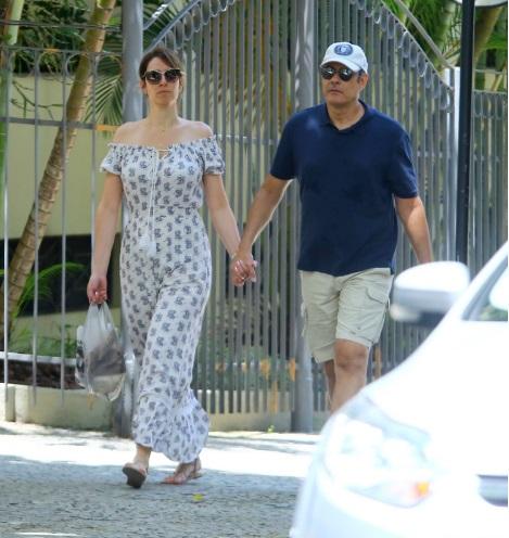 William Bonner e a esposa são flagrados tomando café