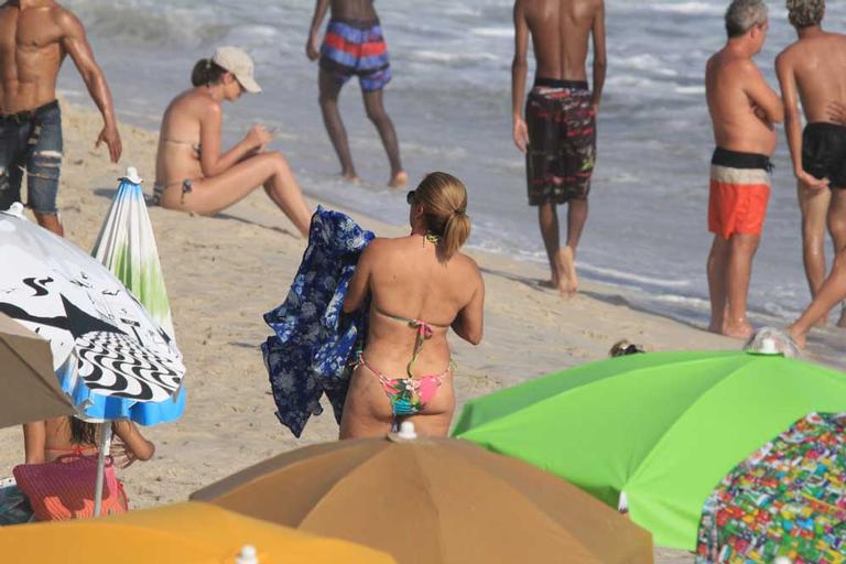 Cissa Guimarães é flagrada na praia em dia de folga