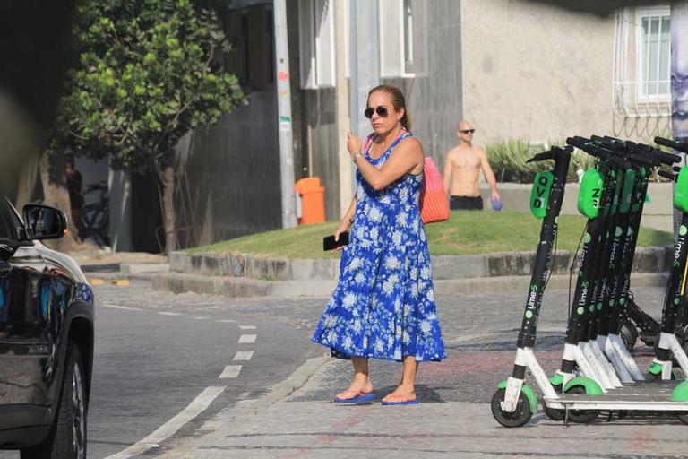 Cissa Guimarães é flagrada na praia em dia de folga