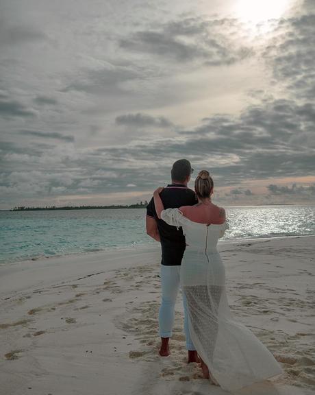 Em clima de romance, Carla Perez compartilha momento com Xandyy na praia e se declara