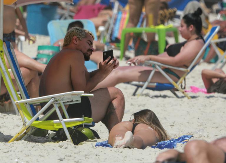 Thiago Martins na praia com suposta namorada, Nathalia Fernandes