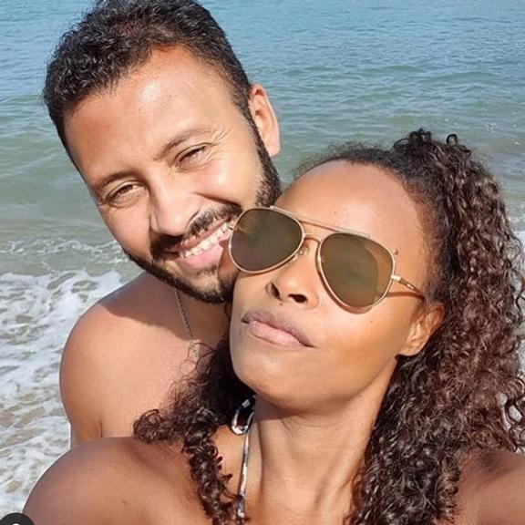 Roberta Rodrigues comemorando cinco anos de casamento com Guilherme Guimarães