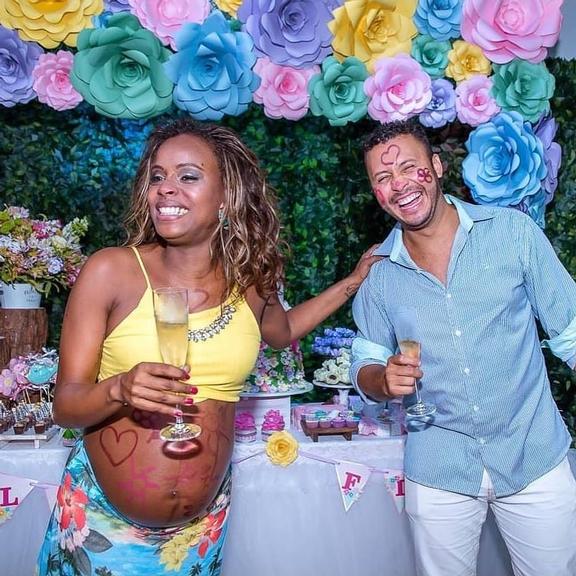 Roberta Rodrigues comemorando cinco anos de casamento com Guilherme Guimarães