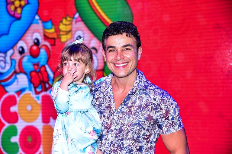 Anderson Di Rizzi com a filha e o sogro em evento do Patati Patatá