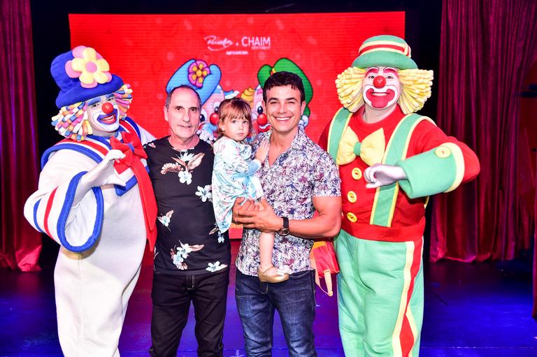 Anderson Di Rizzi com a filha e o sogro em evento do Patati Patatá