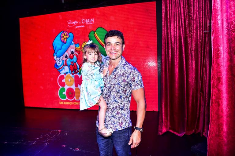 Anderson Di Rizzi com a filha e o sogro em evento do Patati Patatá