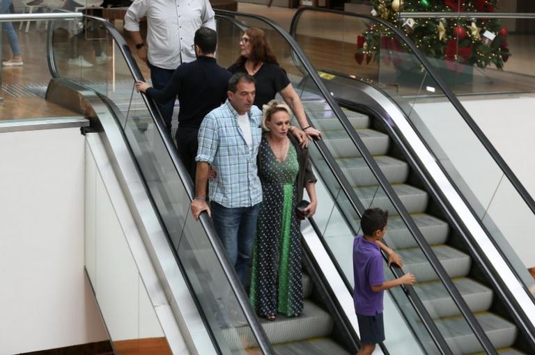 Ana Maria Braga surge beijando muito em shopping carioca