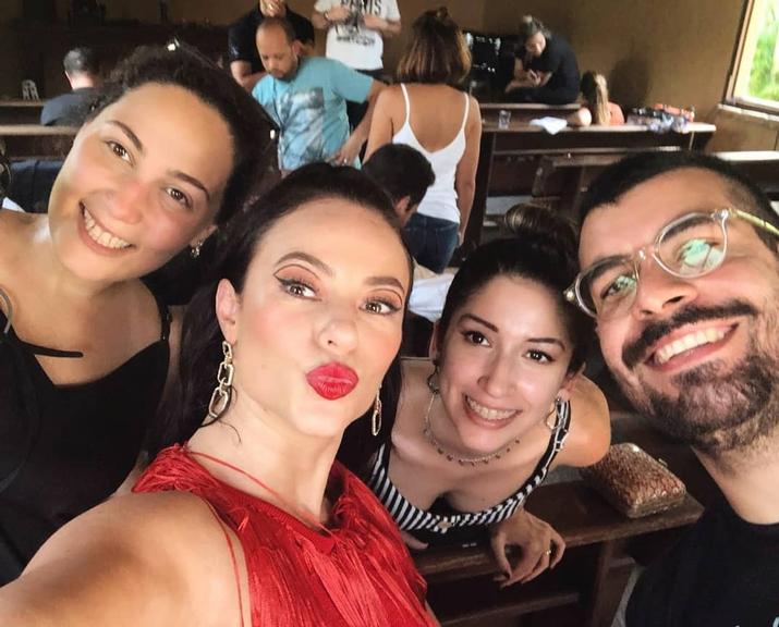 Paolla Oliveira mostra fotos das gravações do casamento de Kim