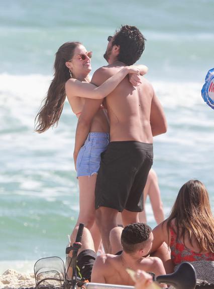 Agatha Moreira e Rodrigo Simas na praia