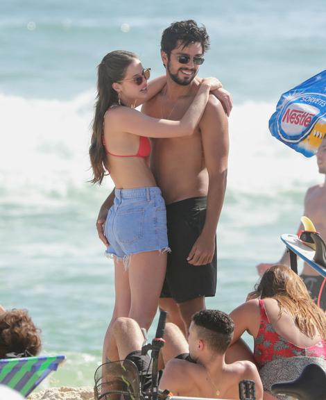 Agatha Moreira e Rodrigo Simas na praia