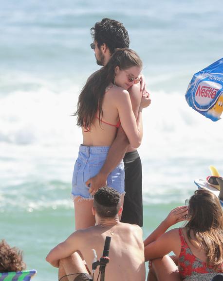 Agatha Moreira e Rodrigo Simas na praia