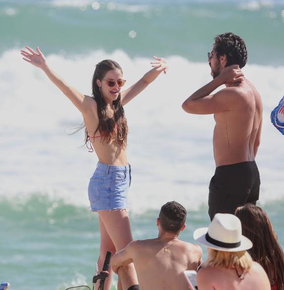 Agatha Moreira e Rodrigo Simas na praia