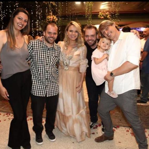 Eliana ganha festão surpresa de familiares e amigos