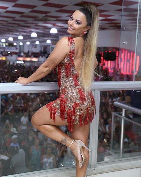 Viviane Araujo surge deslumbrante em ensaio da Salgueiro 