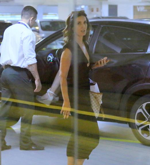 Fátima Bernardes com look bem confortável em shopping