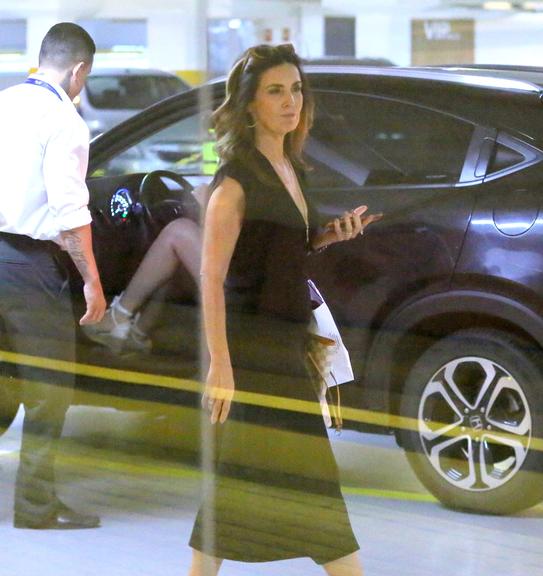 Fátima Bernardes com look bem confortável em shopping