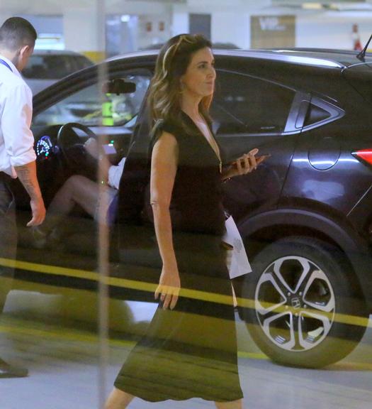 Fátima Bernardes com look bem confortável em shopping