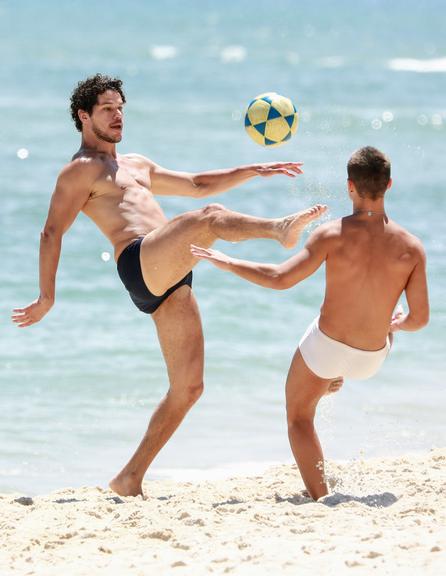 José Loreto jogando altinho em praia da Barra da Tijuca