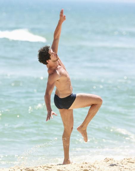 José Loreto jogando altinho em praia da Barra da Tijuca