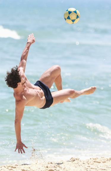 José Loreto jogando altinho em praia da Barra da Tijuca