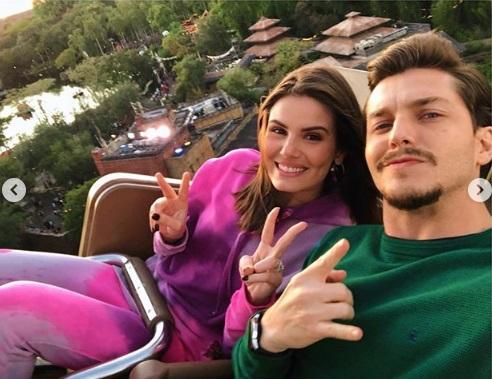 Camila Queiroz e Klebber Toledo curtem parque em Orlando