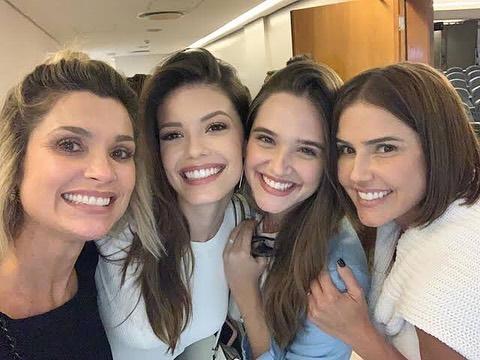 Flávia Alessandra desejando feliz aniversário para Deborah Secco