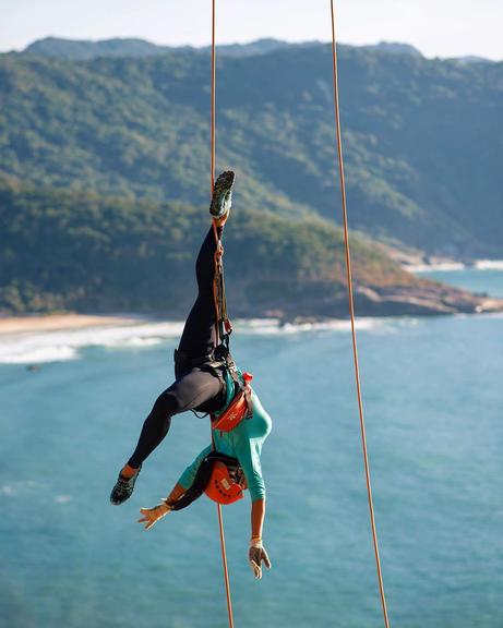 Aline Riscado relembra rapel e impressiona com flexibilidade no ar