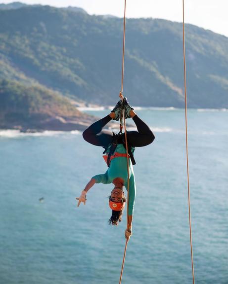 Aline Riscado relembra rapel e impressiona com flexibilidade no ar