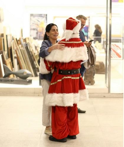 Gloria Pires é tietada por Papai Noel durante passeio 