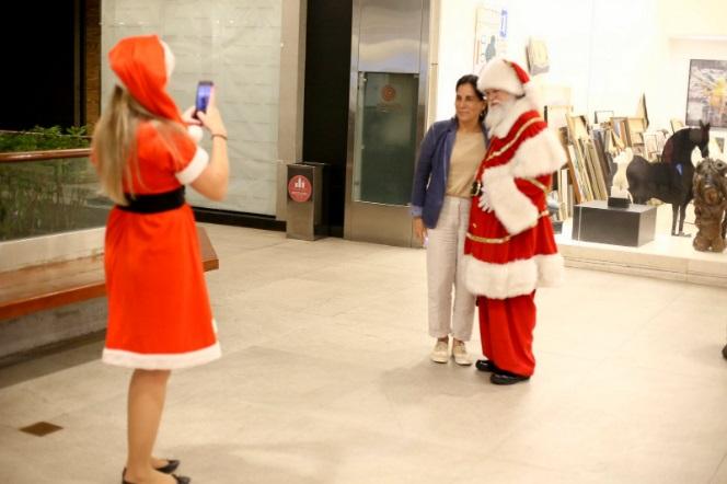 Gloria Pires é tietada por Papai Noel durante passeio 