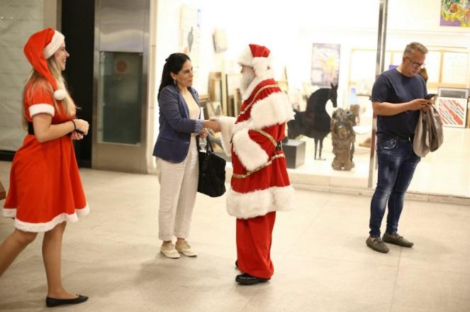 Gloria Pires é tietada por Papai Noel durante passeio 