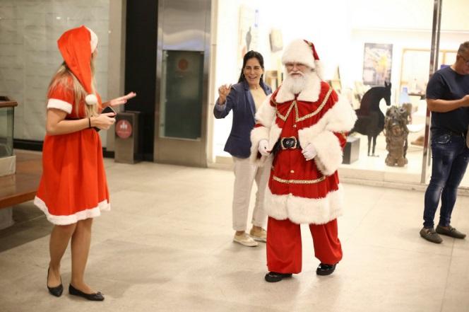 Gloria Pires é tietada por Papai Noel durante passeio 