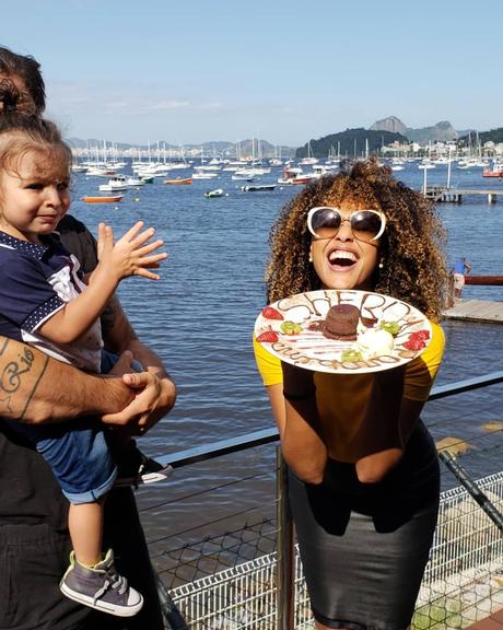 Sheron Menezzes comemora aniversário com a família