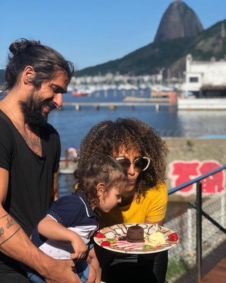 Sheron Menezzes comemora aniversário com a família