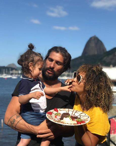 Sheron Menezzes comemora aniversário com a família