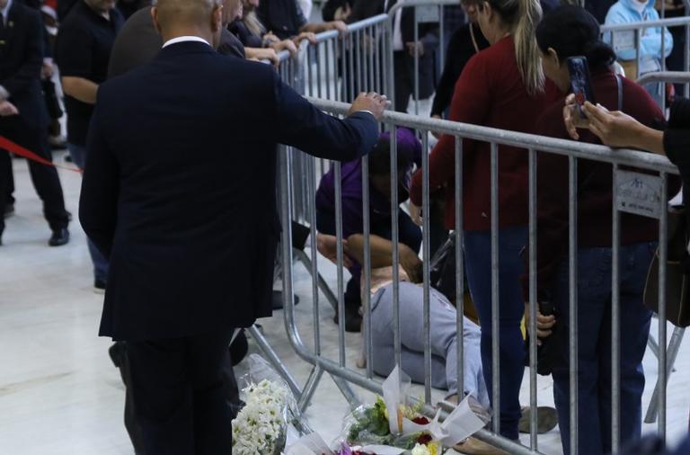 Fã desmaia ao ver o corpo de Gugu Liberato