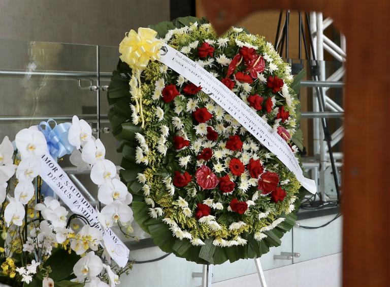 Fãs, amigos e familiares enviam flores em homenagem a Gugu Liberato