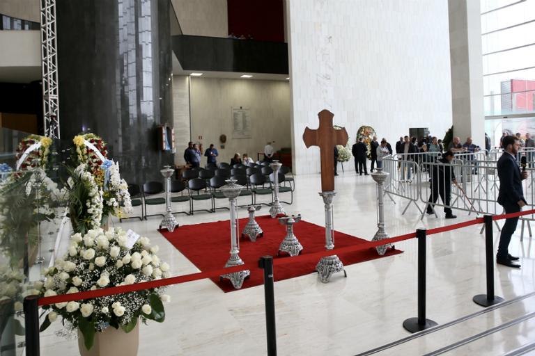 Fãs, amigos e familiares enviam flores em homenagem a Gugu Liberato