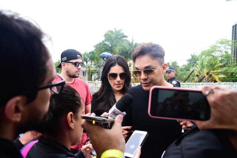 Leandro, Bruno e Natalia chegam ao velório de Gugu Liberato