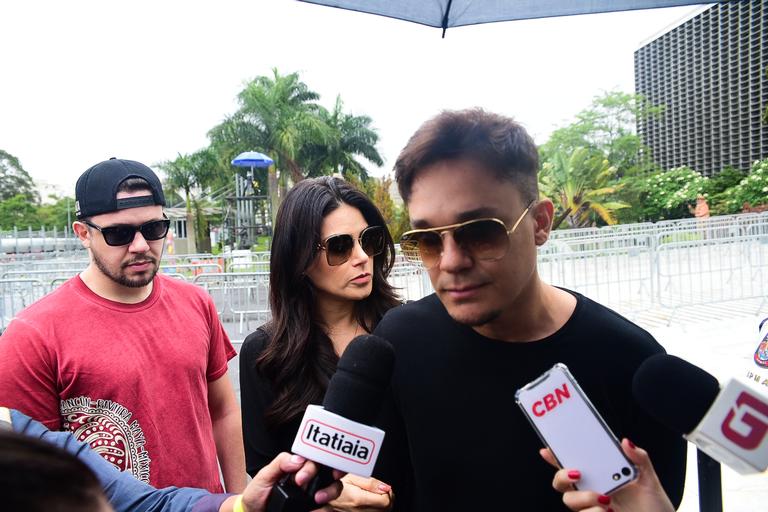 Leandro, Bruno e Natalia chegam ao velório de Gugu Liberato